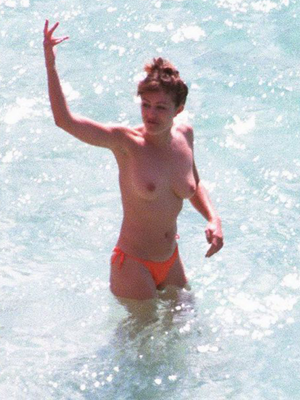 elizabeth-hurley-topless-june-2000-st-barthelemy-02.jpg